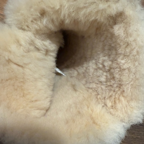Bailey Button UGGS - Size 9 - Great condition - Picture 3 of 7